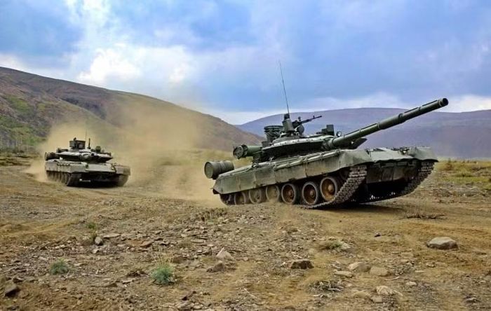 Tiếp theo, đến giữa những năm 1980, phiên bản xe tăng T-80U và T-80UD đã được trang bị tên lửa chống tăng dẫn đường bằng tia laser, cho khả năng tấn công chính xác mục tiêu ở tầm xa.