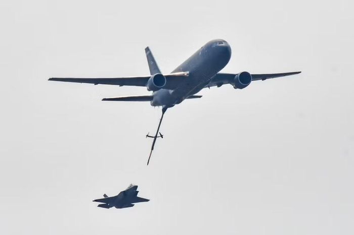 Cần nhớ rằng mặc dù Boeing 767 không còn được sản xuất như một máy bay chở khách, nhưng phiên bản chở hàng của nó vẫn đang được chế tạo, cũng như các máy bay tiếp nhiên liệu trên không dựa trên khung thân là chiếc KC-46A Pegasus.