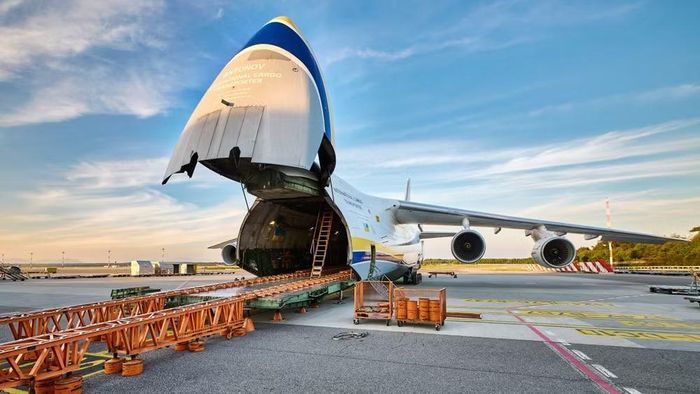 Trong những tuần gần đây, hai "gã khổng lồ" chế tạo phi cơ là Boeing và Airbus đã rất tích cực sử dụng máy bay vận tải hạng nặng An-124 Ruslan của hãng hàng không Antonov Airlines, Ukraine.