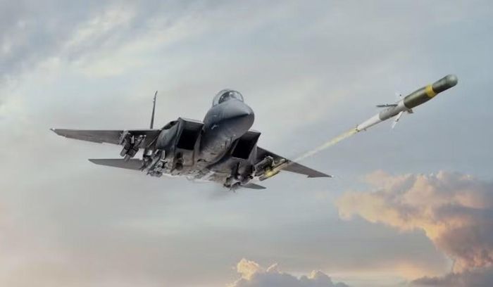 . Trong khi đó, chính phủ Yemen được Arab Saudi hậu thuẫn đã nhận trách nhiệm về vụ tấn công sân bay Sanaa, cho biết mục tiêu là ngăn các máy bay từ Iran hạ cánh tại đây.