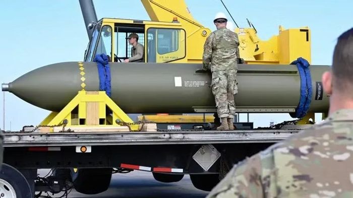 Loại bom mạnh nhất trong kho vũ khí Mỹ hiện nay là bom xuyên phá GBU-57/B Massive Ordnance Penetrator (MOP), nặng gần 14 tấn.
