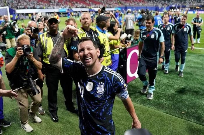 Nếu Anh thành công trong việc khiếu nại "vi phạm quy định của FIFA", điều đó có thể dẫn đến việc một số cầu thủ Argentina đã giương cao biểu ngữ trong trận chung kết gặp Tây Ban Nha có thể bị loại khỏi giải đấu.