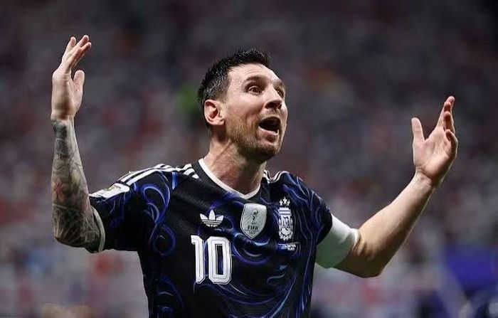 Nhiều cổ động viên Anh cho rằng các cầu thủ Argentina "vi phạm Hiến chương FIFA về việc không được phép chính trị hóa các giải đấu quốc tế và bất kỳ trận đấu nào".