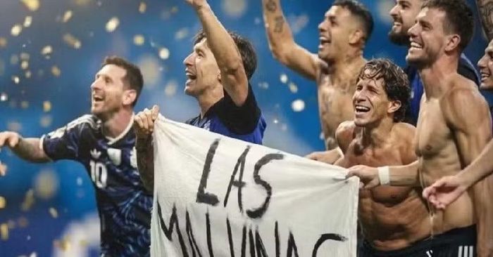 Lý do là các cầu thủ Argentina đã ăn mừng chiến thắng trước Anh bằng cách giăng biểu ngữ có dòng chữ liên quan đến quần đảo Malvinas/Falkland, nơi Anh chiếm giữ. Biểu ngữ này được người hâm mộ chuyền từ trên khán đài xuống.