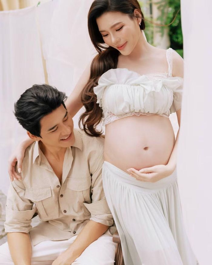 Theo Lương Thế Thành, con trai đầu lòng Bảo Bảo cũng rất mong chờ ngày được làm anh . Cậu bé thường xuyên trò chuyện với em trong bụng mẹ, xoa bụng mẹ và háo hức đếm từng ngày em chào đời