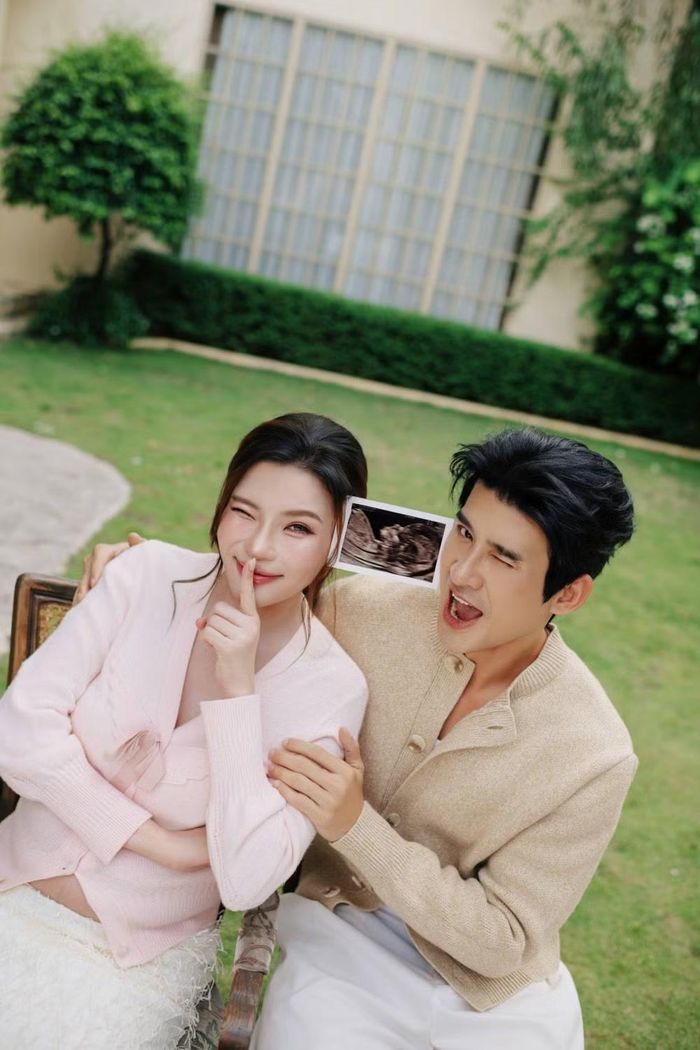 Hai vợ chồng cũng vừa có chuyến nghỉ dưỡng kéo dài nhiều ngày để thư giãn, tận hưởng khoảng thời gian riêng trước khi chính thức bước vào giai đoạn "về đích" của thai kỳ