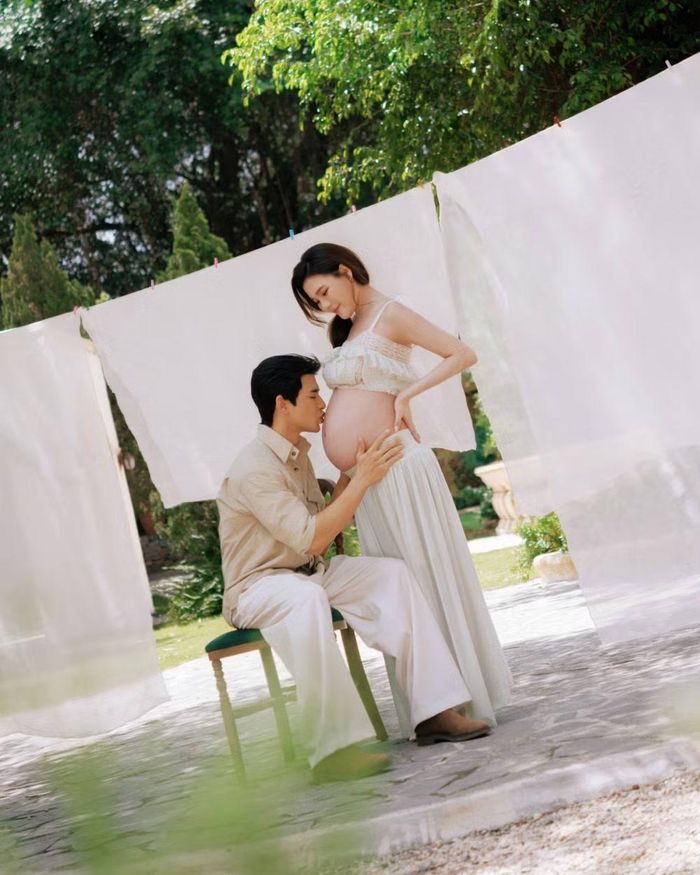 Lương Thế Thành không giấu được niềm hạnh phúc khi chờ đợi sự ra đời của em bé. Nam diễn viên cho biết đây là món quà mà cả hai vợ chồng cùng hai bên gia đình đã mong chờ từ rất lâu
