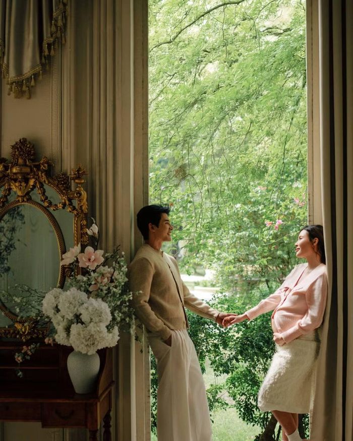 Với Lương Thế Thành và Thúy Diễm, việc gia đình sắp "đủ nếp, đủ tẻ" là niềm vui mà cả hai cùng ông bà hai bên đã mong chờ từ nhiều năm nay. Sau hành trình dài đồng hành trong cuộc sống và sự nghiệp, giờ đây điều khiến họ hạnh phúc nhất là được cùng nhau chuẩn bị cho một chương mới của tổ ấm