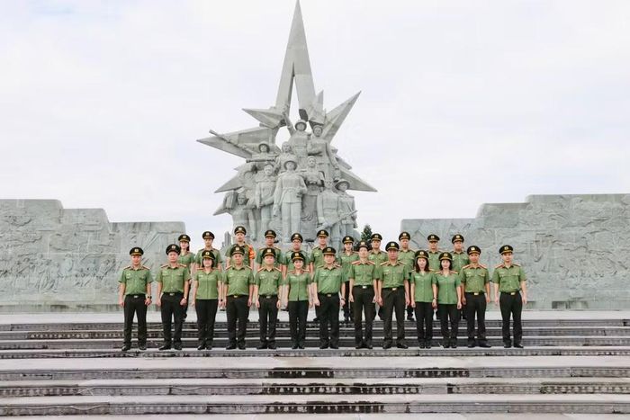 Đoàn công tác chụp ảnh lưu niệm tại Tượng tài 10 nữ anh hùng liệt sỹ dân quân phòng không Lam Hạ