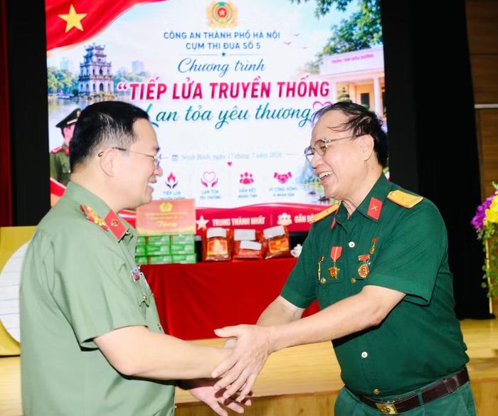 Đại diện cho các thương bệnh binh đang được chăm sóc tại Cơ sở nuôi dưỡng thương bệnh binh nặng và điều dưỡng người có công Hà Nam, ông Lê Văn Thành xúc động đón nhận và cảm ơn tình cảm, sự quan tâm cùng những món quà thiết thực từ đoàn công tác Cụm thi đua số 5 CATP Hà Nội