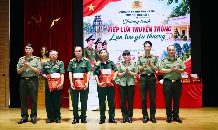 Đại diện lãnh đạo các đơn vị trực thuộc Cụm thi đua số 5 CATP Hà Nội tặng quà các thương bệnh binh