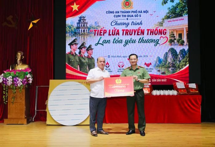 Đại tá Đoàn Đức Thắng - Chánh Thanh tra CATP Hà Nội, Trưởng đoàn thay mặt đoàn công tác tặng quà ban lãnh đạo Cơ sở nuôi dưỡng thương bệnh binh nặng và điều dưỡng người có công Hà Nam