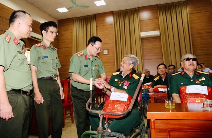 ...thể hiện sự tri ân sâu sắc của cán bộ chiến sỹ Công an Thủ đô trước những cống hiến, hy sinh to lớn của thế hệ đi trước