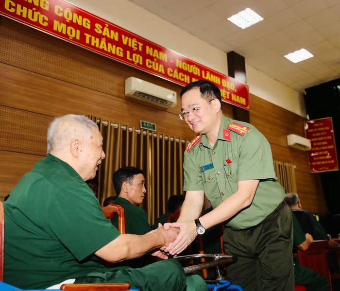 Đại tá Đoàn Đức Thắng - Chánh Thanh tra CATP Hà Nội, Trưởng đoàn công tác ân cần thăm hỏi các thương bệnh binh đang được chăm sóc tại Cơ sở nuôi dưỡng thương bệnh binh nặng và điều dưỡng người có công Hà Nam (thuộc Trung tâm điều dưỡng người có công tỉnh Ninh Bình).