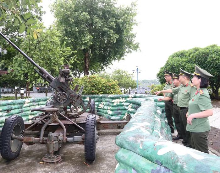 Tham quan Di tích quốc gia Trận địa pháo phòng không Lam Hạ, nơi ghi dấu tinh thần dũng cảm, ý chí kiên cường sẵn sàng hy sinh, vì nước quên thân, không tiếc tuổi xuân vì quê hương, đất nước của 10 nữ dân quân phòng không Lam Hạ trong cuộc kháng chiến chống Mỹ