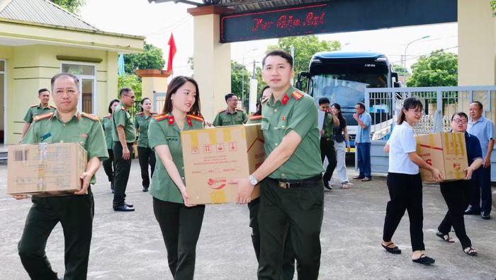 Những món quà gửi gắm tình cảm, tấm lòng của cán bộ chiến sỹ Công an Thủ đô được chuẩn bị chu đáo