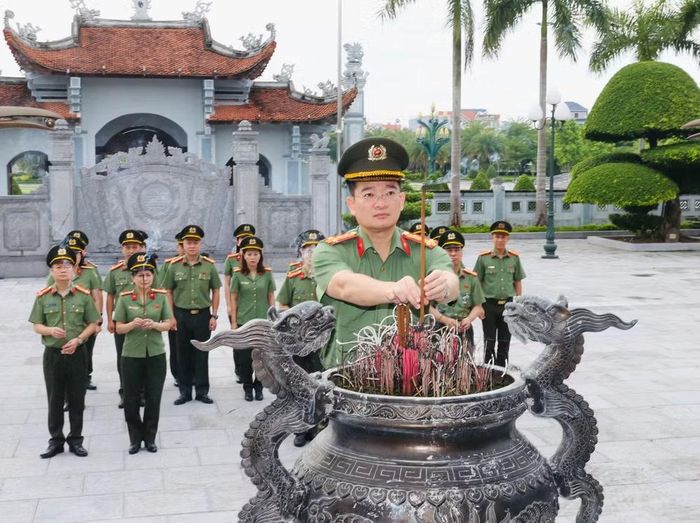 Cùng ngày, đoàn công tác do Đại tá Đoàn Đức Thắng - Chánh Thanh tra CATP Hà Nội làm trưởng đoàn đã tới dâng hương, dâng hoa tại Đền thờ các Anh hùng liệt sĩ tỉnh Hà Nam