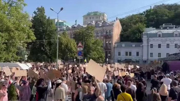 Bà Daria Kaleniuk, đồng sáng lập kiêm Giám đốc điều hành Trung tâm Hành động chống tham nhũng Ukraine, cũng tham gia cuộc biểu tình. Theo bà, toàn bộ cuộc cải tổ nội các lần này chủ yếu nhằm loại bỏ ông Fedorov khỏi vị trí Bộ trưởng Quốc phòng.