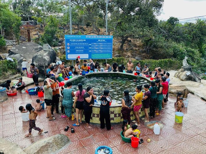 Giếng nước nóng Đạ Long.