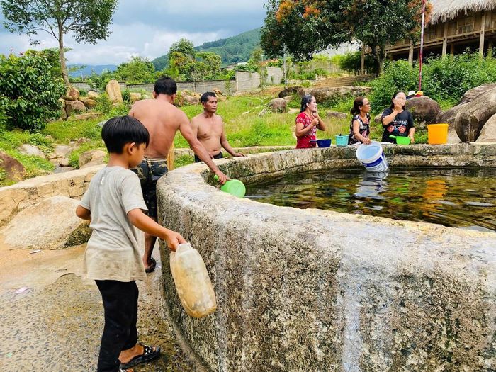 Em nhỏ lấy nước nóng về.