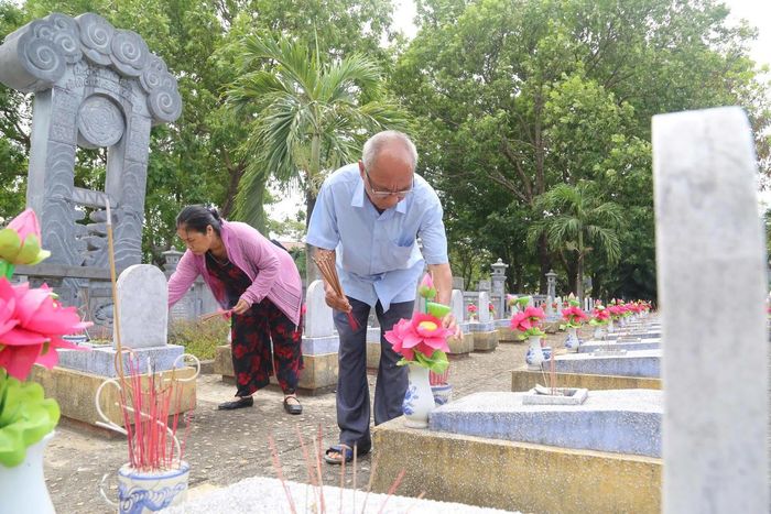 Ông Hùng, bà Nhiên đến dâng hương, viếng liệt sĩ tại Nghĩa trang Liệt sĩ quốc gia Đường 9 trong hành trình trở lại Quảng Trị tìm bố. Ảnh: Đỗ Văn.