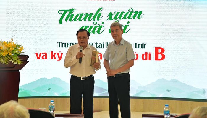 Cán bộ đi B Phạm Quang Nghị - Nguyên Bí thư Thành ủy Hà Nội trao tặng cuốn sách "Đi tìm một vì sao" cho Cục Văn thư và Lưu trữ nhà nước.