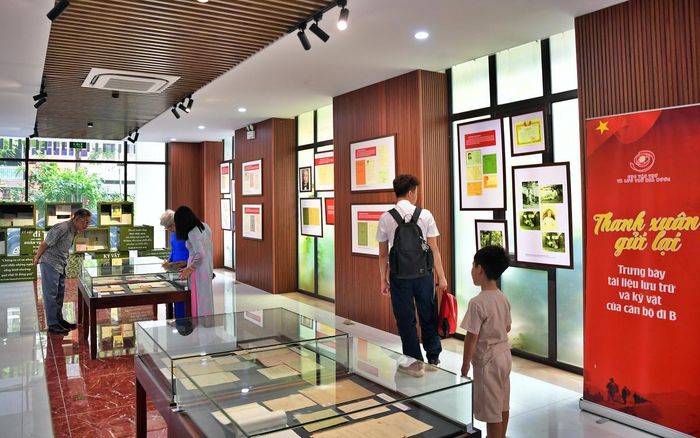 Trưng bày giới thiệu hồ sơ, kỷ vật của nhiều tên tuổi lớn đã đi vào lịch sử văn hóa, nghệ thuật nước nhà như Nguyễn Khoa Điềm, Nguyễn Quang Sáng, Phan Huỳnh Điểu, Đặng Thùy Trâm, Ca Lê Hiến (Lê Anh Xuân), Dương Thị Xuân Quý...
