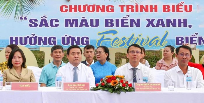 Lãnh đạo tỉnh Khánh Hòa và các đại biểu tham dự chương trình.