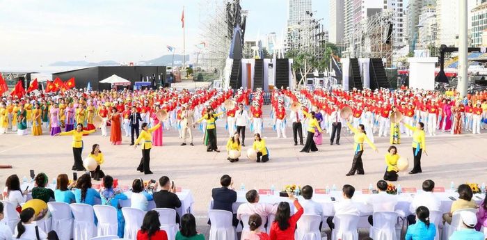 Chương trình nghệ thuật “Sắc màu biển xanh, vươn tầm quốc tế”.