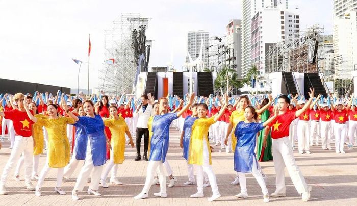 Hội viên Hội UNESCO tỉnh Khánh Hòa tham gia biểu diễn các tiết mục đặc sắc.