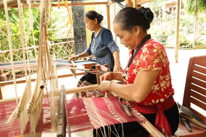 Bên cạnh Lễ Xăng Khan, Lễ hội Đền Chín Gian và chữ viết Thái, ghề dệt thổ cẩm đã được ghi danh là Di sản văn hóa phi vật thể quốc gia. Ảnh: ĐB