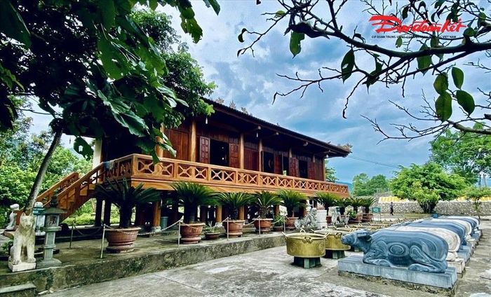 Đền Chín Gian - ngôi đền nằm trên đỉnh Pú Chò Nhàng (xã Quế Phong, Nghệ An) được dựng từ thế kỷ XIV, gắn với tín ngưỡng thờ trời, thờ thần linh và công lao khai mường lập đất của Tạo Ló Ỳ. Ảnh: QP