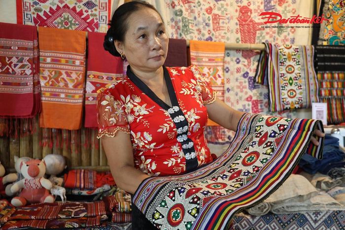 Một tấm thổ cẩm của người Thái tại xã Châu Tiến, Nghệ An. Ảnh: ĐB