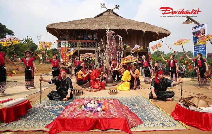 Nếu khung cửi lưu giữ vẻ đẹp của đời sống lao động thì Lễ Xăng Khan lại mở ra chiều sâu trong đời sống tinh thần của cộng đồng. Ảnh: ĐB