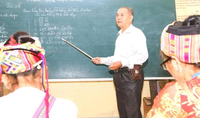 Ông Vi Khăm Mun (80 tuổi) vẫn cặm cụi bên những tập bản thảo viết bằng chữ Thái. Nét chữ đều đặn hiện lên trên từng trang giấy là kết quả của nhiều năm ông miệt mài nghiên cứu, sưu tầm và biên soạn tài liệu dạy tiếng Thái Lai Pao.