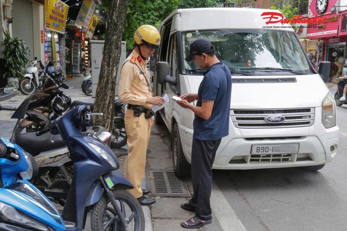 Tổ công tác tiếp tục kiểm tra trên phố Hàng Bông và phát hiện một xe khách biển kiểm soát tỉnh Hưng Yên dừng tại khu vực có biển cấm dừng. Thời điểm kiểm tra, tài xế đã rời khỏi vị trí lái. Tài xế T.T.B. cho biết chỉ dừng xe để lau kính và mong được bỏ qua. Tuy nhiên, việc dừng xe tại đây đã khiến các phương tiện phía sau gặp khó khăn khi lưu thông, gây ùn ứ cục bộ. CSGT đã lập biên bản xử phạt 700.000 đồng đối với hành vi dừng xe sai quy định.