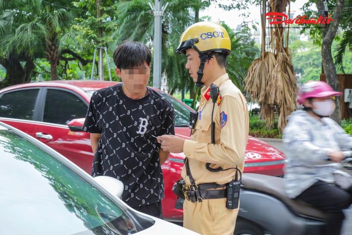 Khi tuần tra trên phố Đinh Tiên Hoàng tuyến đường có biển cấm đỗ xe, tổ công tác phát hiện nhiều ô tô đỗ sai quy định tại khu vực trước số nhà 69.