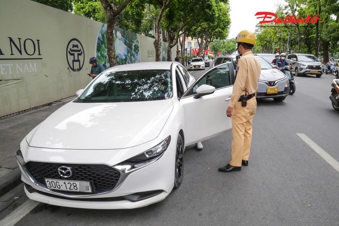 Theo lực lượng chức năng, đây đều là những tuyến phố có mật độ phương tiện lớn, mặt đường hẹp và tập trung đông khách du lịch. Việc ô tô dừng, đỗ sai quy định không chỉ gây cản trở giao thông mà còn làm mất mỹ quan đô thị.