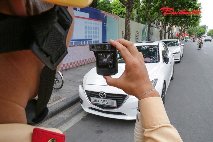 Cũng trên tuyến phố này, tổ công tác phát hiện một ô tô mang biển kiểm soát 36A-195.xx đỗ sai quy định nhưng không có người điều khiển.