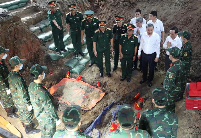 Tổng Bí thư, Chủ tịch nước Tô Lâm cùng đoàn công tác đến thăm, kiểm tra công tác quy tập, khai quật hài cốt liệt sĩ tại một rãnh đào tìm kiếm hài cốt liệt sĩ tại Công viên Lê Thị Riêng. Ảnh: BTC.