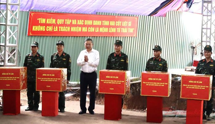 Tổng Bí thư, Chủ tịch nước Tô Lâm tặng quà động viên lực lượng tìm kiếm, quy tập hài cốt liệt sĩ tại Công viên Lê Thị Riêng. Ảnh: T.Luân.