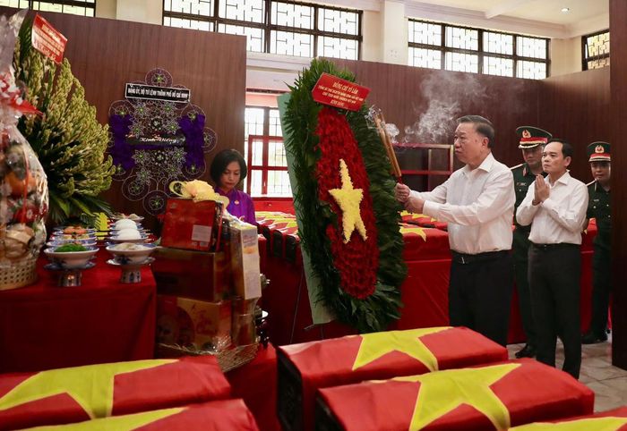 Tổng Bí thư, Chủ tịch nước Tô Lâm thắp hương tưởng nhớ liệt sĩ và kiểm tra khu vực lưu giữ tạm thời các bộ hài cốt liệt sĩ vừa được khai quật tại công viên Lê Thị Riêng (TP Hồ Chí Minh). Ảnh: BTC.
