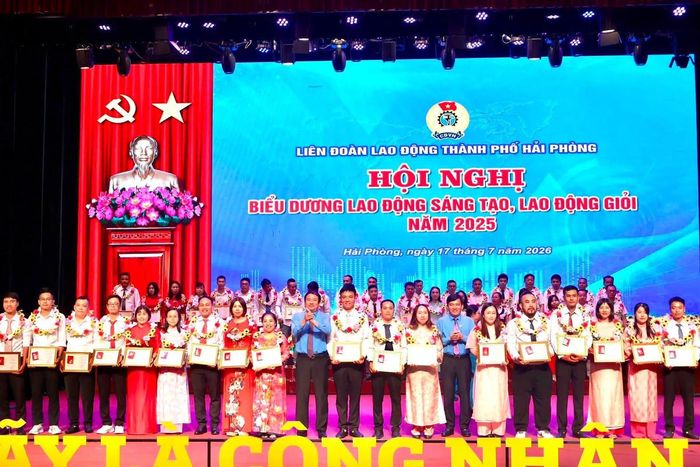 Liên đoàn lao động TP Hải Phòng biểu dương các cá nhân được tặng Bằng Lao động sáng tạo của Tổng Liên đoàn Lao động Việt Nam. Ảnh: HP. 