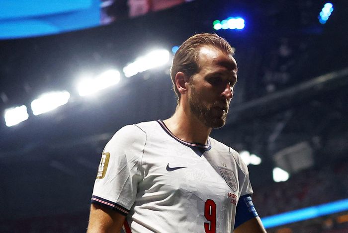  Harry Kane với phù hiệu Giày vàng trên tay áo. Ảnh: Agustin Marcarian/Reuters.