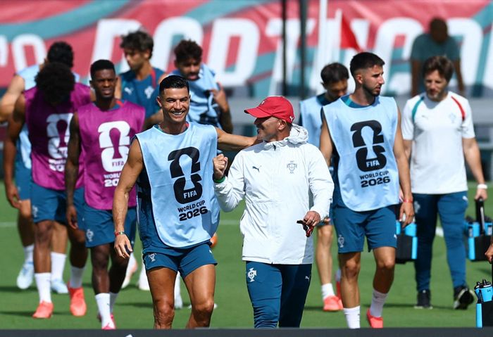 HLV Roberto Martinez và Cristiano Ronaldo trong buổi tập của tuyển Bồ Đào Nha tại World Cup 2026, hiện tại, Bồ Đào Nha đã dừng chân tại giải đấu. Ảnh: Reuters.