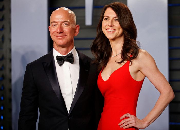Vợ cũ Jeff Bezos vẫn giàu có dù quyên góp từ thiện hàng chục tỷ USD. Ảnh: Reuters.