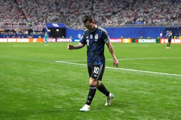 Theo các chuyên gia thần kinh học, những khoảnh khắc Messi có vẻ như đang lơ đãng là cách anh cho phép ánh mắt mình bao quát tự do, giúp não bộ lùi lại và quan sát trận đấu từ một góc nhìn toàn cảnh rộng lớn hơn. Ảnh: Alamy.