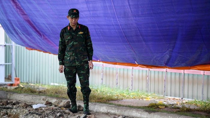 Tôi hít một hơi thật sâu để giữ cho đôi tay khỏi run. Ba năm tham gia tìm kiếm, quy tập hài cốt liệt sĩ tại Campuchia đã cho tôi nhiều kinh nghiệm, nhưng chưa bao giờ khiến cảm xúc tôi chai sạn. Mỗi lần phát hiện hài cốt, cảm giác nghẹn ngào trực trào vẫn nguyên vẹn. Sau thoáng chốc tự trấn tĩnh, tôi quay trở lại khu vực lấy mẫu để tiếp tục công việc chính của mình.