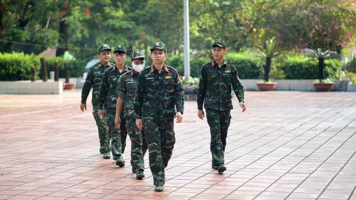 Tinh thần làm việc bằng trái tim được chúng tôi mang theo mỗi ngày. Chúng tôi nhanh chóng di chuyển vào trong khu vực quy tập hài cốt liệt sĩ, công việc này không cho phép ai chậm trễ, dù chỉ một phút.