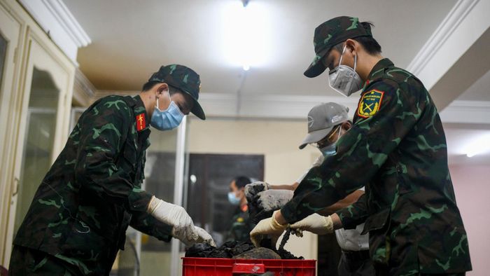 Sau khi hoàn tất việc ghi nhận, chúng tôi bắt đầu phân loại từng phần xương theo đúng vị trí giải phẫu. Bộ phận pháp y tiếp nhận, lựa chọn những mẫu sinh phẩm phù hợp, chủ yếu là răng hoặc các phần xương còn bảo tồn tốt để phục vụ giám định ADN.
